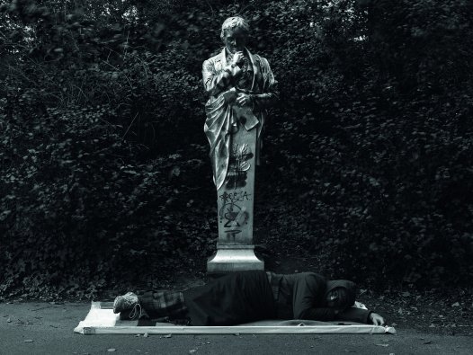 Das Bild zeigt den Künstler Simon Wachsmuth während einer Schlafperformance vor dem Heinrich von Kleist-Denkmal im Viktoria. | © CHROMA