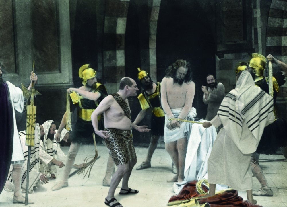 Das Bild zeigt eine Szene der Passionsspiele in Oberammergau als Dokufiktion mit Joachim Seinfeld als zus&auml;tzlichen Protagonisten. | © Joachim Seinfeld