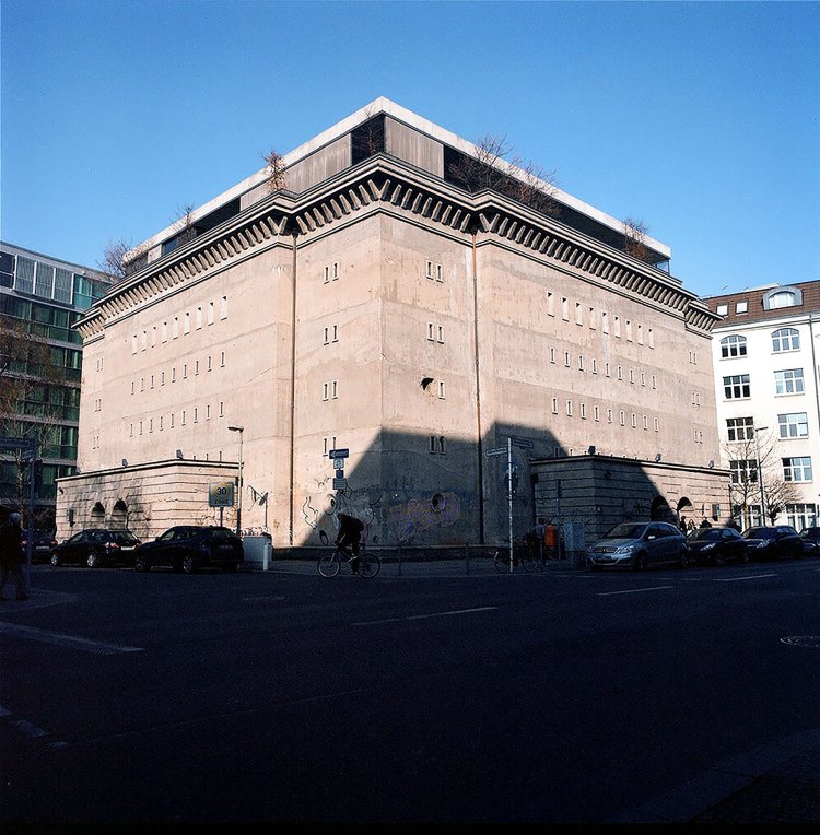 Das Bild zeigt den Bunker in Berlin Mitte. | © Hadas Tapouchi