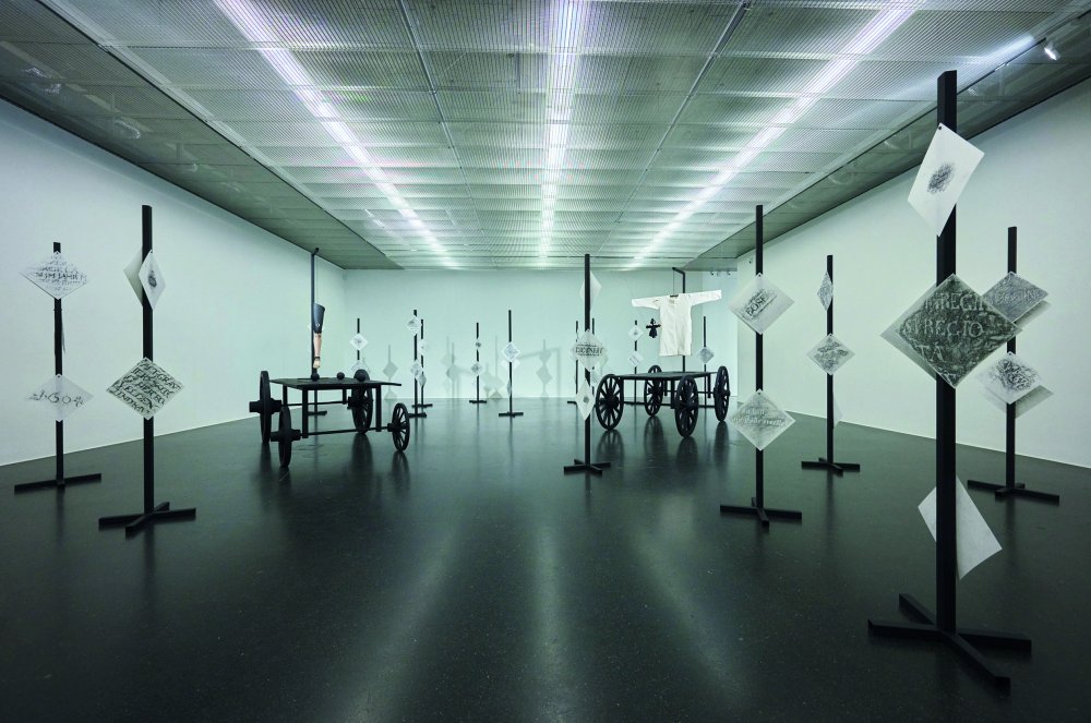 Das Bild zeigt eine Installation mit Metallstelen und Grabfrottagen von Simon Wachsmuth in Linz. | © Reinhard Haider, Lentos Linz