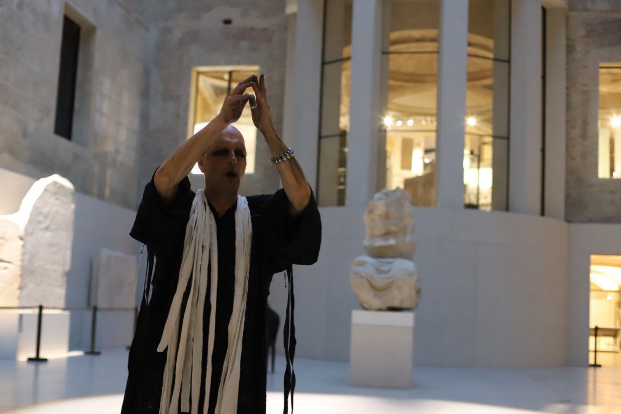 Performer*innen im Neuen Museum anl&auml;sslich von "BLACK LAND" im Juli 2022. | © Lutz Knospe