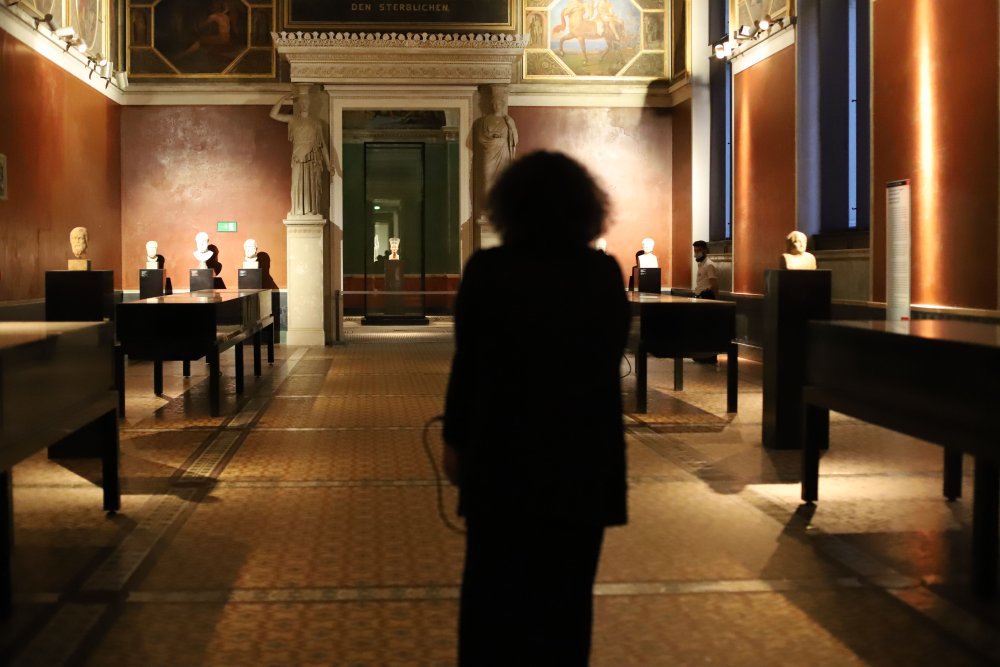 Yara Mekawei w&auml;hrend der Performance anl&auml;sslich von "BLACK LAND" im Neuen Museum, Juli 2022. | © Lutz Knospe