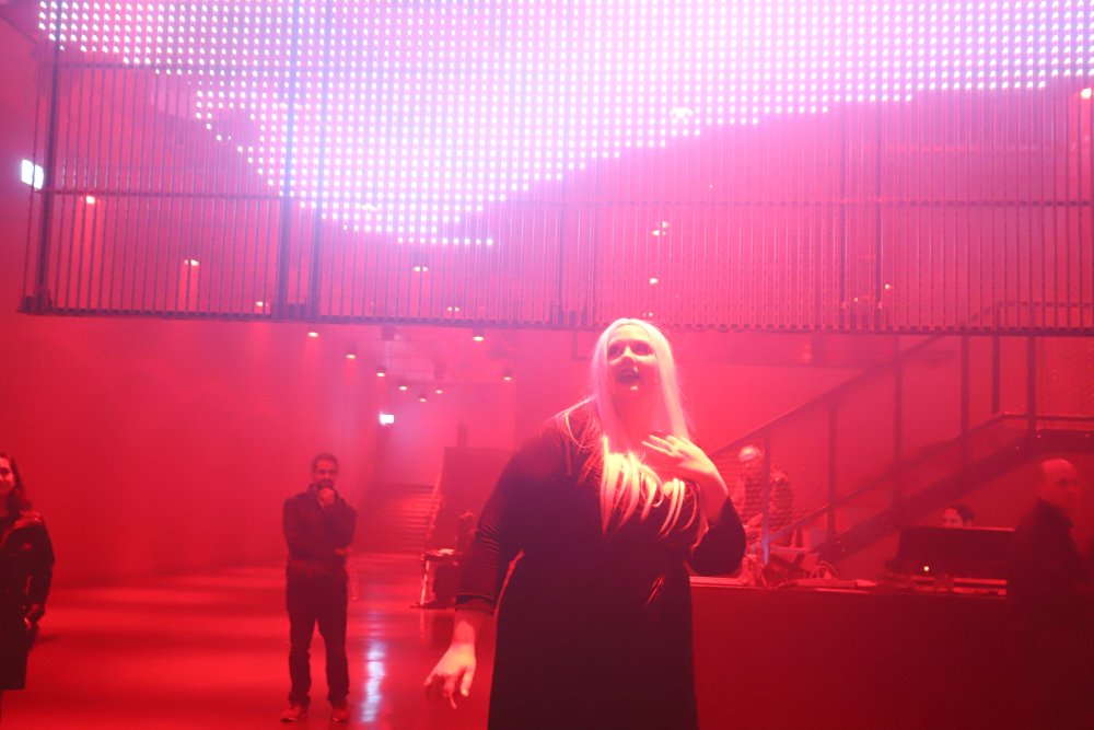 Vera Maria Kremers anl&auml;sslich von "BLACK LAND" im silent green, Oktober 2022. | © Lutz Knospe