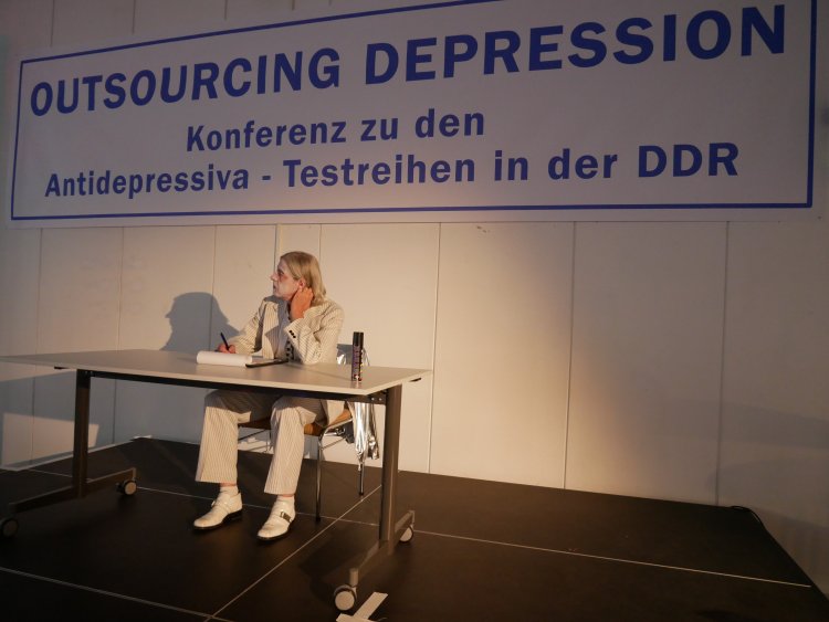 Das Photo zeigt eine Schauspielerin von "Brofaromin OST" in der Spielstation: Konferenz. &Auml; | © Konrad Schaller