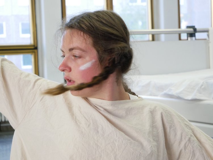 Das Photo zeigt die Nahaufnahme einer T&auml;nzerin von "Brofaromin OST". | © Konrad Schaller