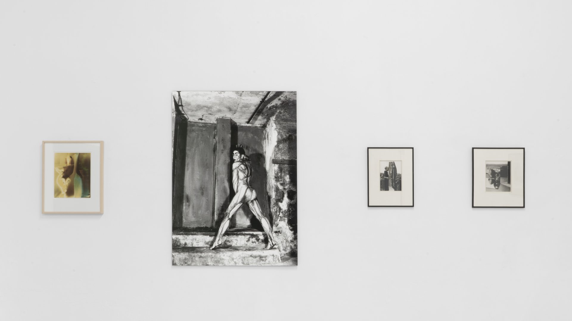 Drei historische und eine zeitgenössische, experimentelle und akt Fotografien von lesbischen Künstlerinnen, von links nach rechts, Arbeiten von Marta Hoepffner, Krista Beinstein, Florence Henri und eine weitere von Florence Henri. | © Courtesy of the Artists and Scherben (c) Max Eulitz VG Bild-Kunst.