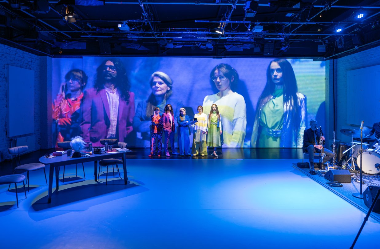 The four curators of a new Warhol exhibition and the band | © Stefania Migliorati