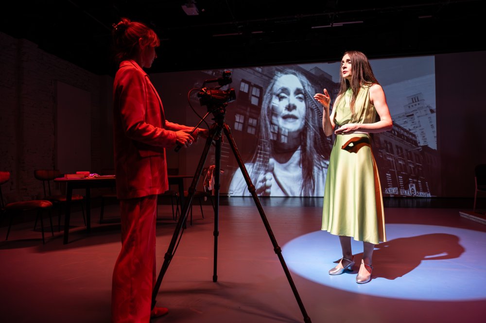 A TV reporter in front of Warhol&acute;s Factory | © Stefania Migliorati