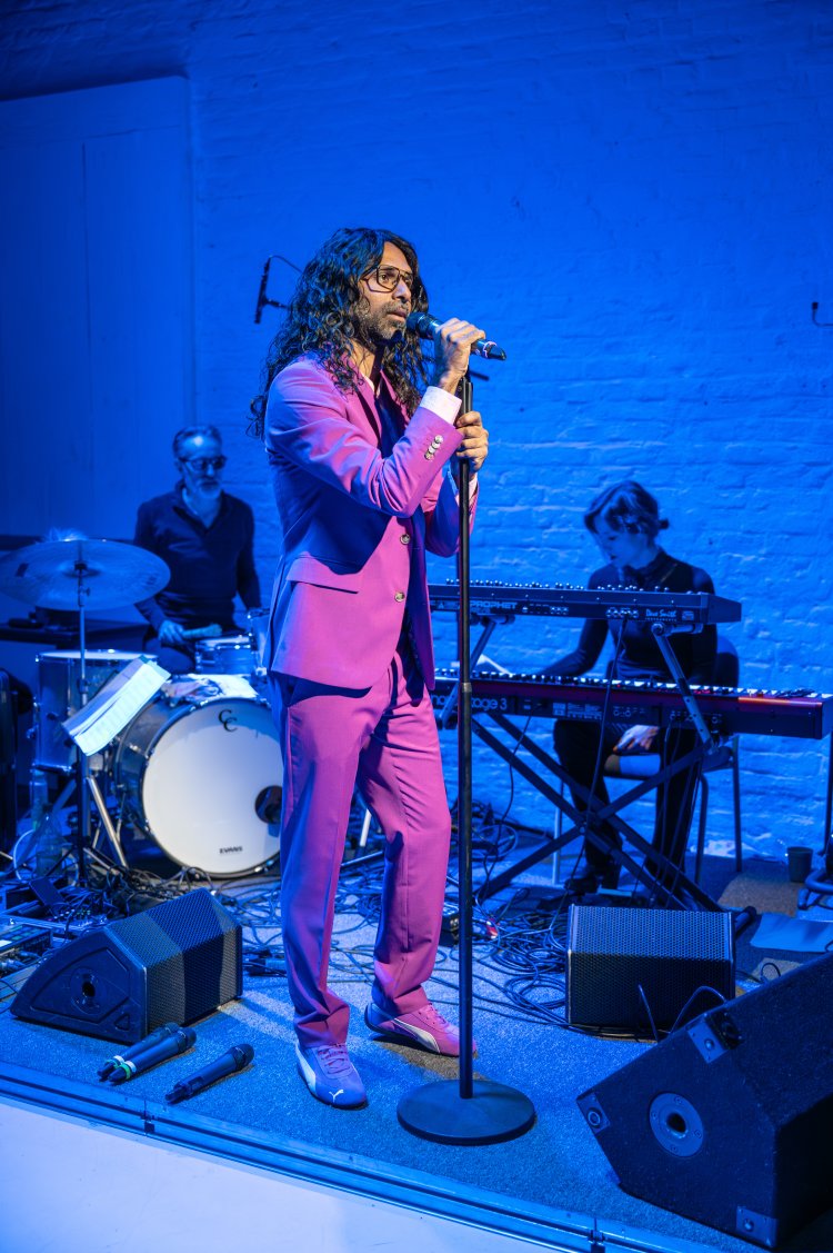 Kumar Muniandy sings a Velvet Underground song accompanied by RED LARGO (Chris Farr / Rosanne A. Klopp) | © Stefania Migliorati