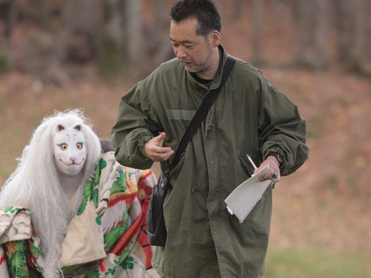 Regisseur takahisa Zeze steht neben einem seiner Darsteller. | © Stance Company